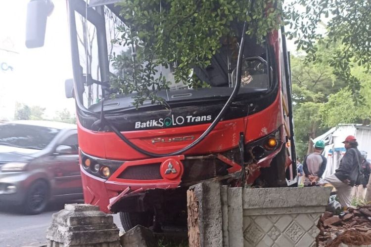 Bus Batik Solo Trans (BST) Koridor 2 menabrak gapura di Kawasan Jurug, Kecamatan Jebres, Solo, Jawa Tengah, Selasa (14/3/2023).