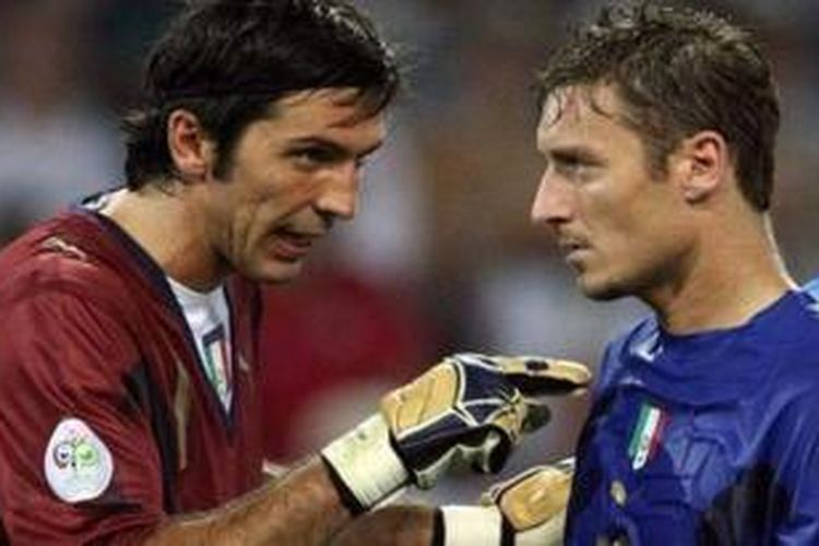 Kiper Italia, Gianluigi Buffon (kiri) bersama Francesco Totti.