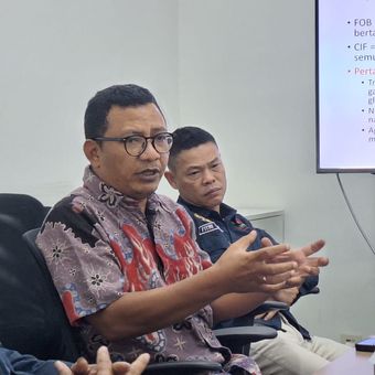 Ketua Umum Perhimpunan Organisasi Petani Sawit Indonesia (POPSI) Mansuetus Darto (tengah) ketika ditemui di Kantor Kompas.com, Selasa (26/5/2026).