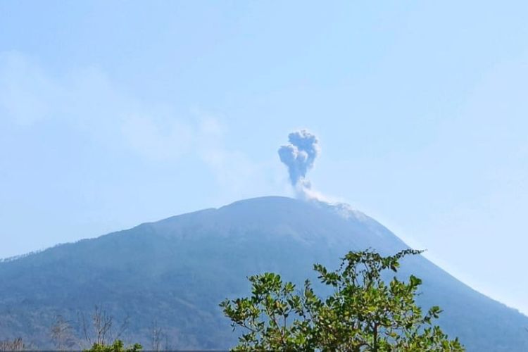 Foto: Gunung Ile Lewotolok di Kabupaten Lembata, Nusa Tenggara Timur (NTT)  meletus, Kamis (26/10/2023) pukul 08.54 Wita.