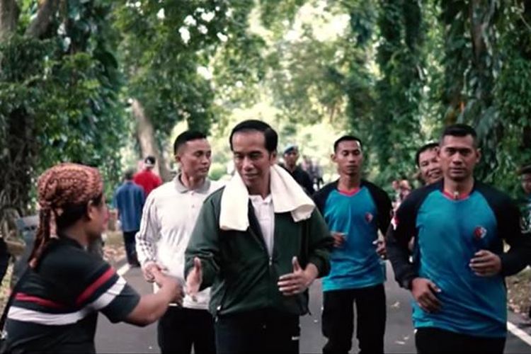 Presiden Joko Widodo menyambut warga yang ingin bersalaman saat jogging di lingkungan sekitar Istana Bogor, Minggu (1/1/2016), dalam vlog yang direkam oleh Kaesang Pangarep. 