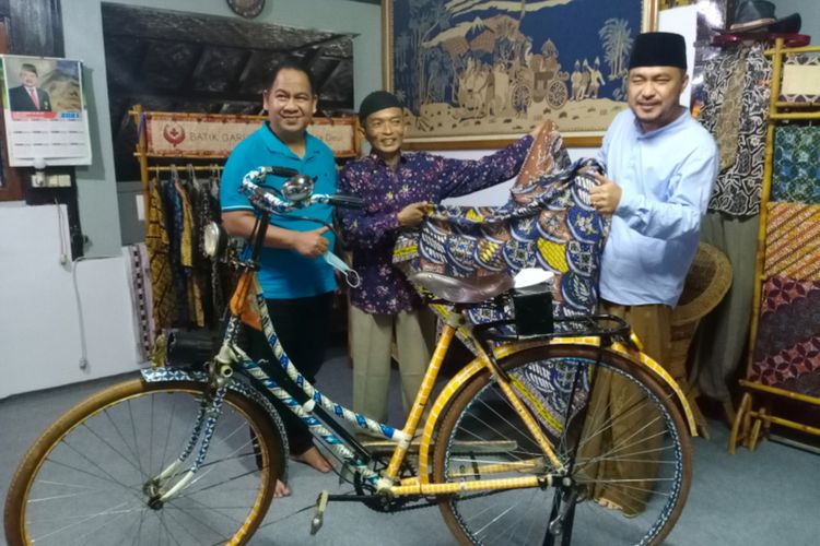 Deni Ramdani Sagara (Berkopeah), didampingi H Babay Tamimi tokoh masyarakat Garut membeli Batik Garutan di Gerai Batik Garutan SHD, Kamis (01/04/2021)