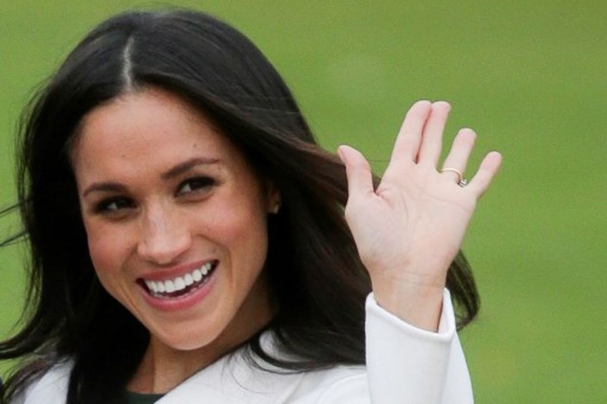 Aktris asal Amerika Serikat Meghan Markle muncul di Sunken Garden, Istana Kensington, London, Inggris, Senin (27/11/2017). (AFP/Daniel Leal-Olivas)
