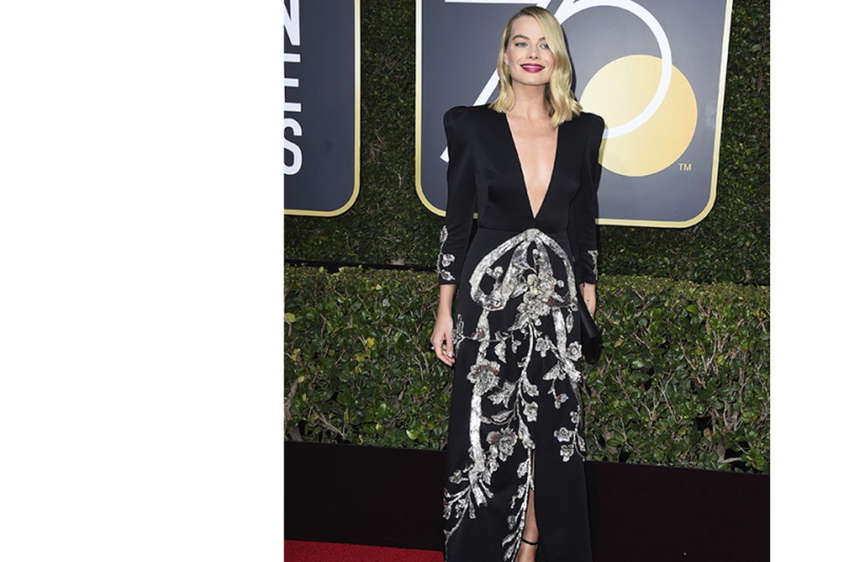 Margot Robbie berpose di karpet merah Golden Globe Awards 2018 di Los Angeles, California, AS, Minggu (7/1/2018) waktu setempat. Tahun 2018, salah satu ajang penghargaan perfilman terbesar itu didominasi busana hitam sebagai bentuk solidaritas dan protes terhadap pelecehan seksual yang terjadi di Hollywood.