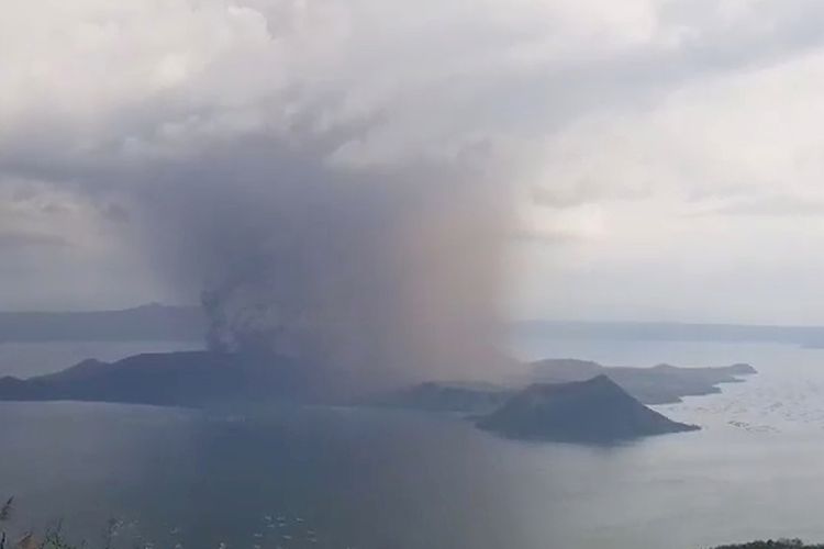 Pemandangan Gunung Berapi Taal yang meletus di Filipina, Minggu (12/1/2020). Setidaknya 10.000 orang dilaporkan mengungsi setelah Gunung Taal  meletus dan pemerintah setempat mengumumkan menaikkan level peringatan ke tingkat tertinggi kedua, dengan letusan dahsyat bakal terjadi dalam hitungan jam hingga hari.