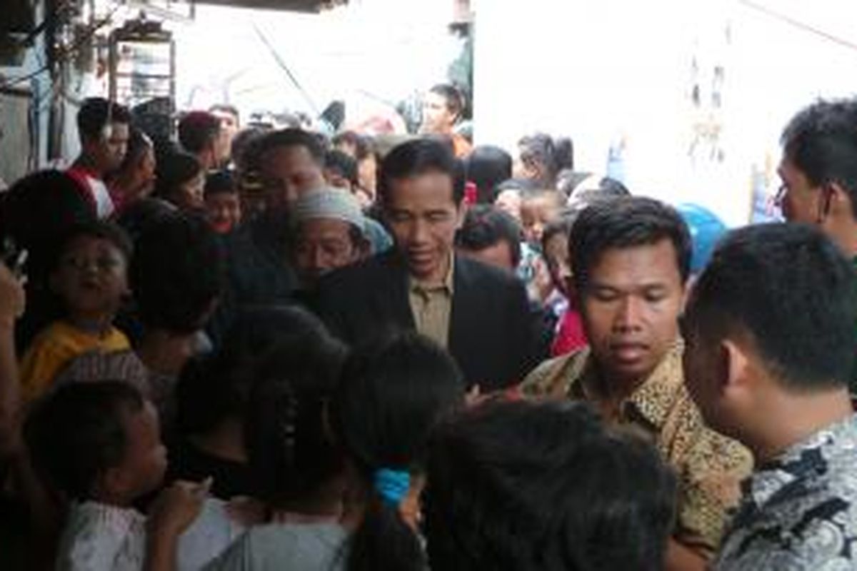 Gubernur DKI Jakarta Joko Widodo meninjau lokasi kebakaran di RT 4/RW 7, Kelurahan Kemayoran, Kecamatan Kemayoran, Jakarta Pusat, Rabu (10/7/2013).