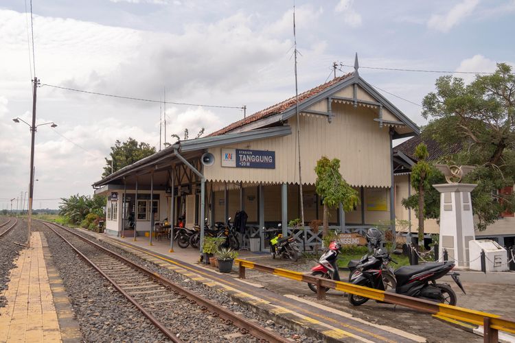 Stasiun Tanggung, salah satu stasiun tertua di Indonesia.