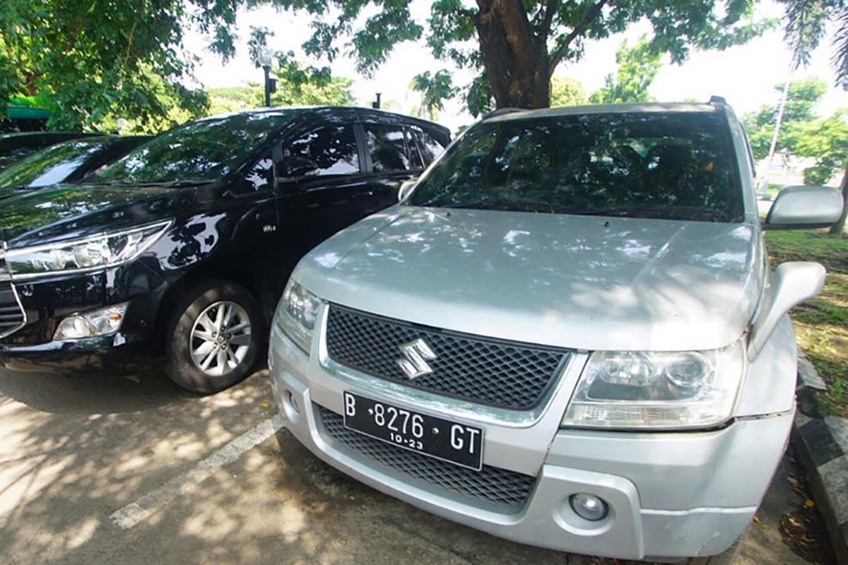 Kondisi mobil Suzuki Grand Vitara yang parkir di Bandara Adi Soemarmo lebih dari enam bulan. Lamanya waktu parkir membuat tagihan tarif parkir mencapai lebih dari Rp 10 juta.