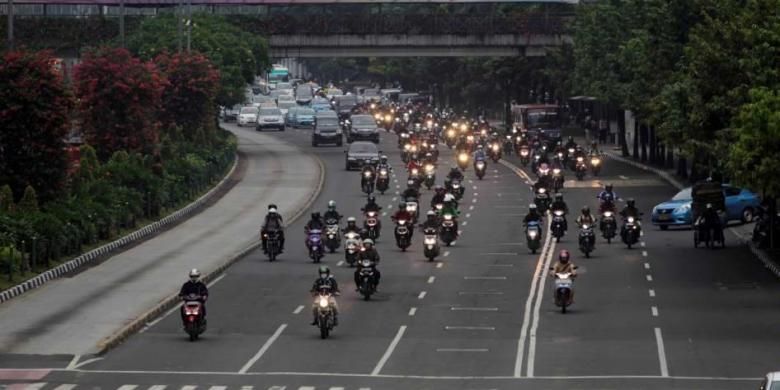 Motor melintas di Jalan MH Thamrin, Jakarta, Selasa (11/11/2014). Selama Desember Pemprov DKI Jakarta akan membatasi kendaraan roda dua melintas Jalan MH Thamrin mulai dari Bundaran Hotel Indonesia sampai Istana Merdeka.