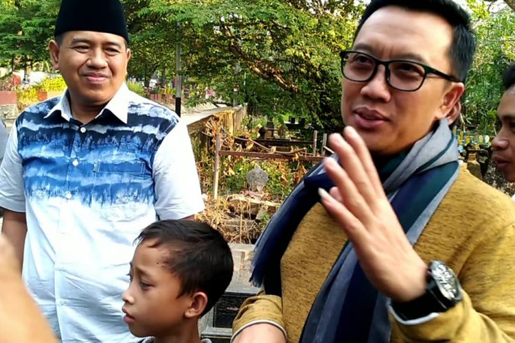 ‎Menteri Pemuda dan Olahraga (Menpora) RI, Imam Nahrawi ‎usai berziarah ke makam kakek dan bibinya di kompleks Makam Sedo Mulyo, Kaliputu, Kabupaten Kudus, Jawa Tengah Rabu (25/7/2018).‎