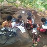Sekolah Ambruk Dihantam Angin, Murid Belajar di Bawah Pohon, Batu Jadi Meja