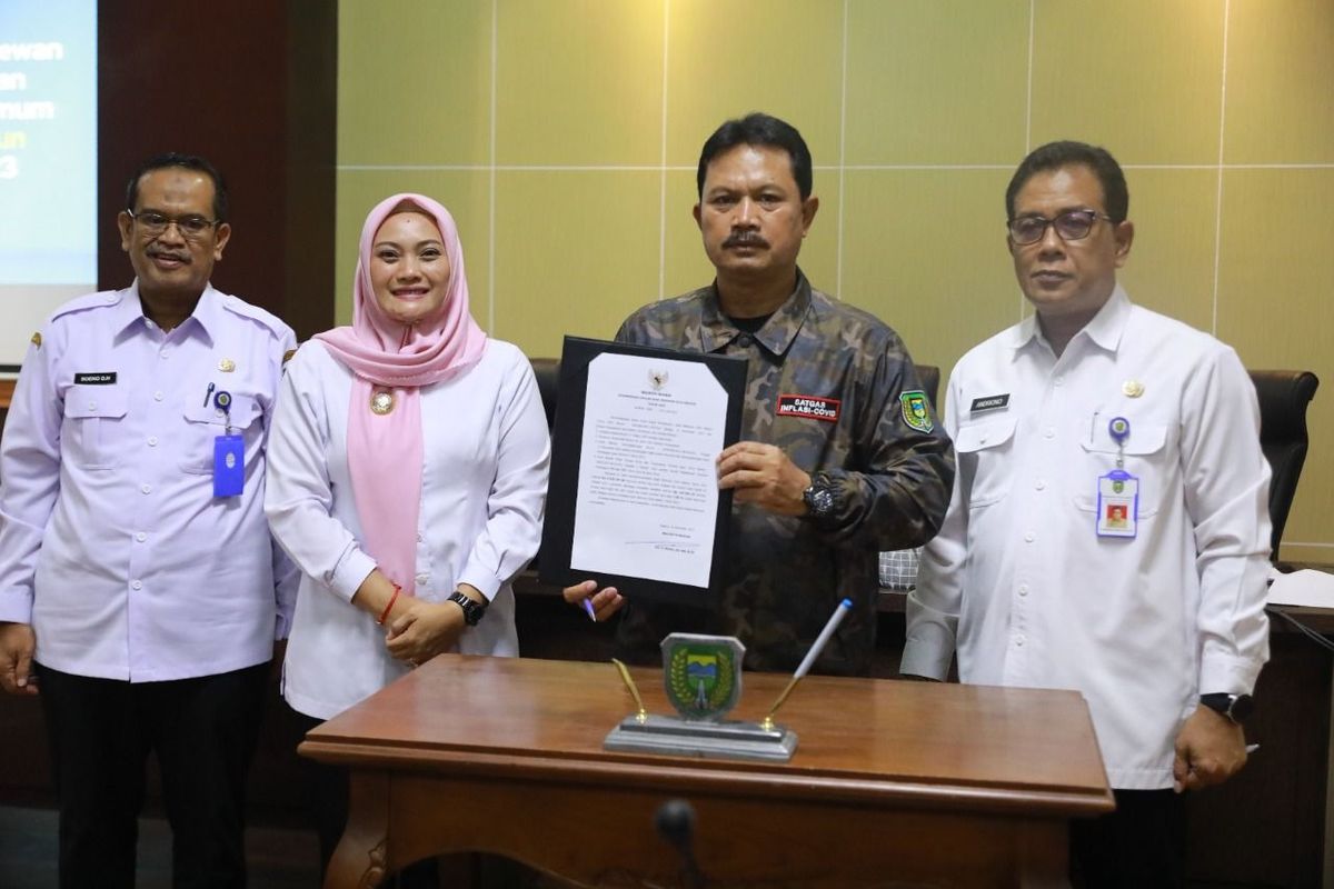 Wali Kota Madiun Maidi saat mengikuti rapat koordinasi (rakoor) bersama anggota Dewan Pengupahan di Ruang 13, Balai Kota Madiun, Rabu (16/11/2022).
