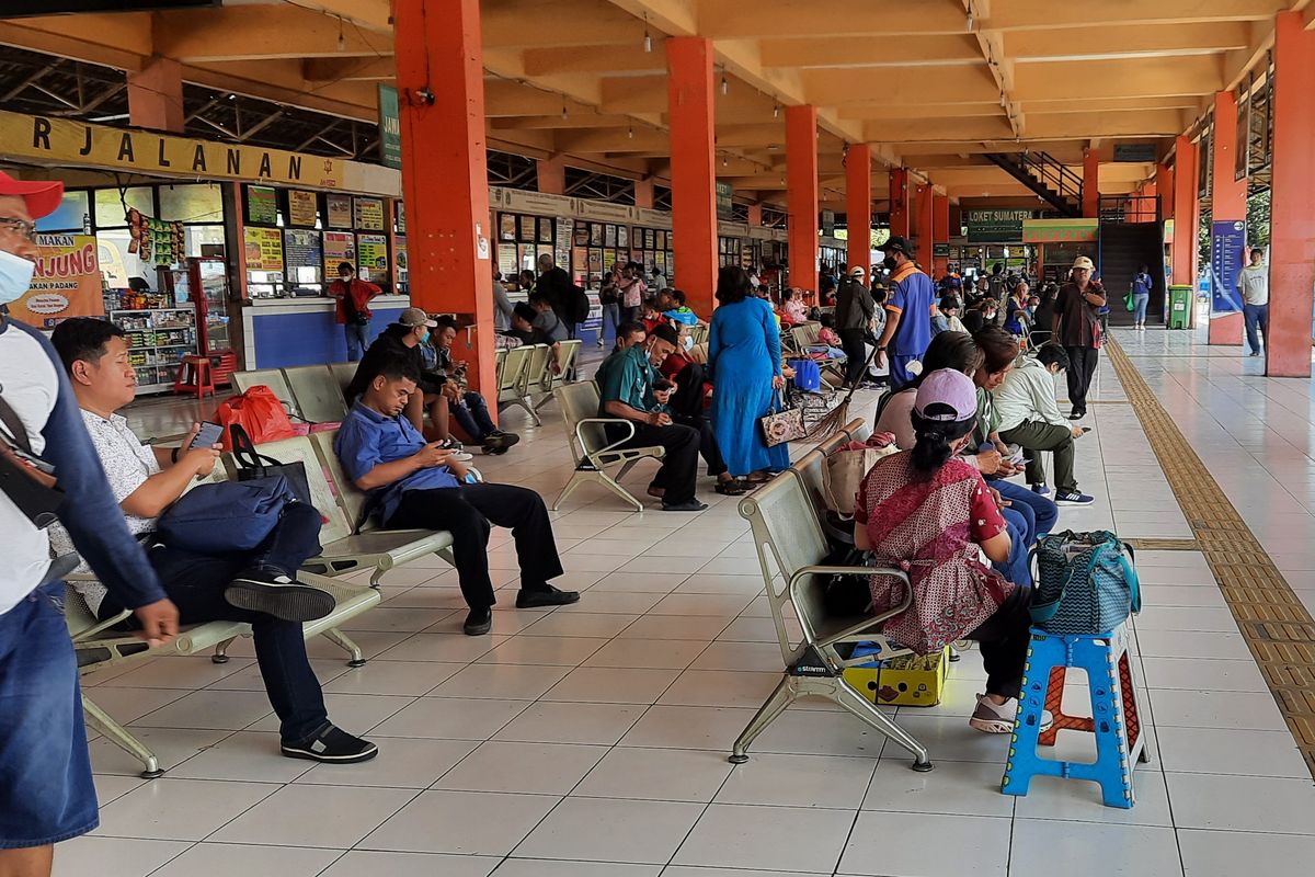 Para penumpang di Terminal Kampung Rambutan, Ciracas, Jakarta Timur. Foto diambil pada Selasa (26/4/2022).