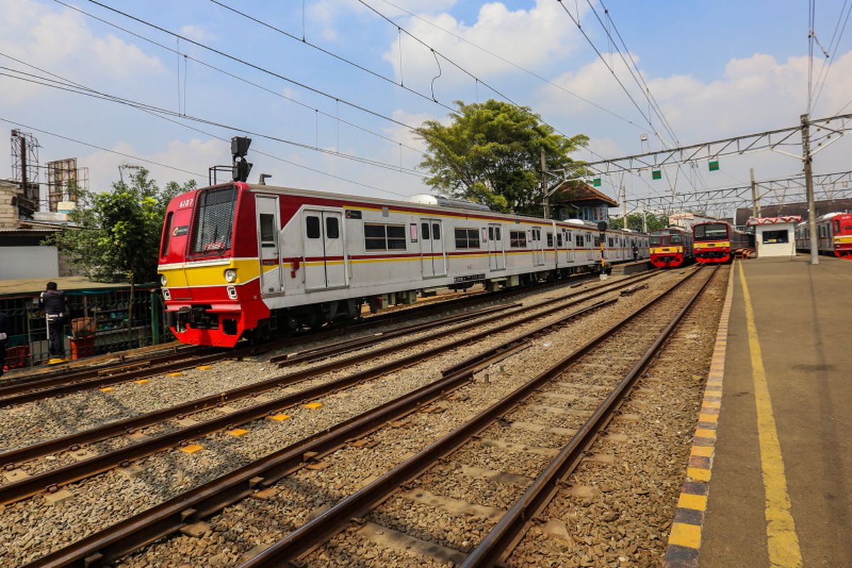 Kereta rel listrik (KRL) meniggalkan Stasiun Jakarta Kota di Jakarta Barat, Kamis (7/9/2017). Jumlah penumpang yang naik dan turun di Stasiun Jakarta Kota mencapai 90.000 orang pada hari libur.