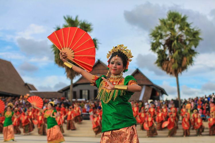 Tari Pakarena adalah jenis tarian tradisional dari provinsi Sulawesi Selatan.