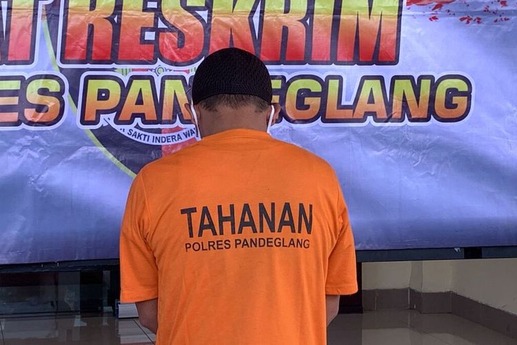 Satu orang tersangka bom ikan meledak dihadirkan saat konferensi pers di Polres Pandeglang, Selasa (5/4/2022).