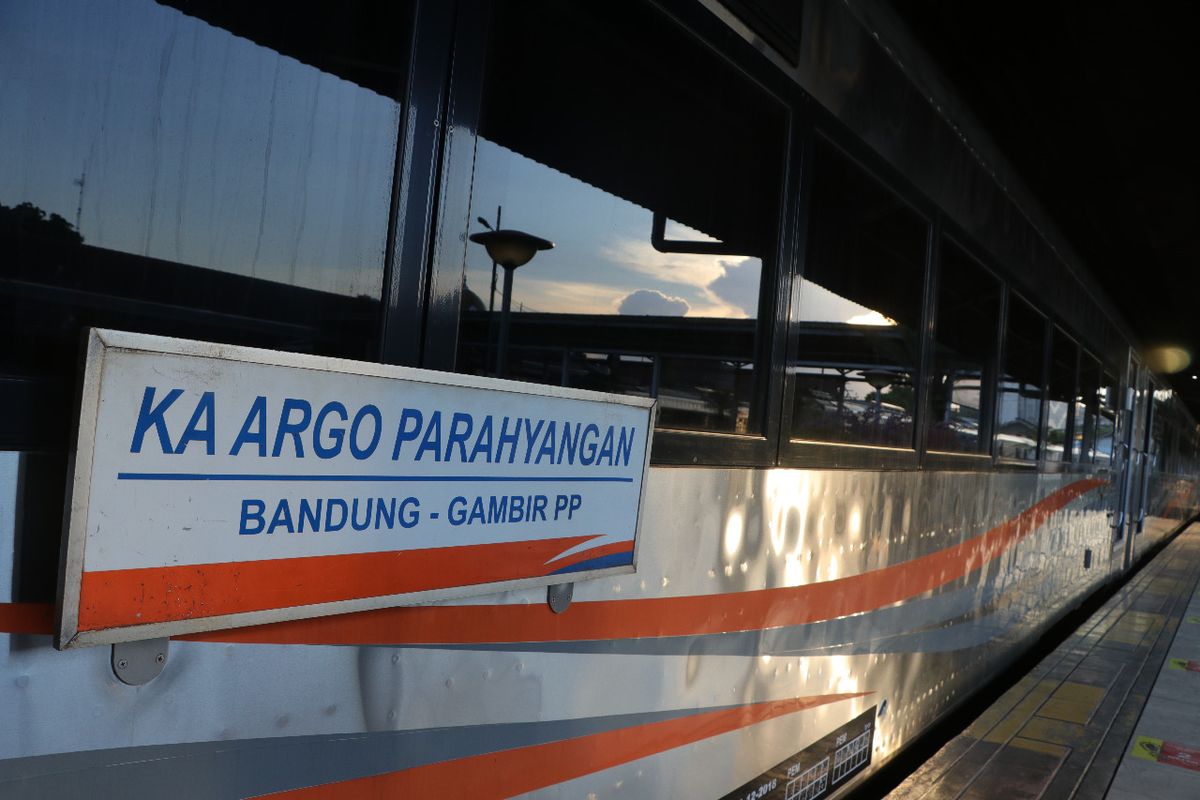 Mulai Jumat, 10 Juli 2020, PT Kereta Api Indonesia (KAI) Daerah Operasi (Daop) 2 Bandung menambah tiga perjalanan KA Argo Parahyangan ke Jakarta.