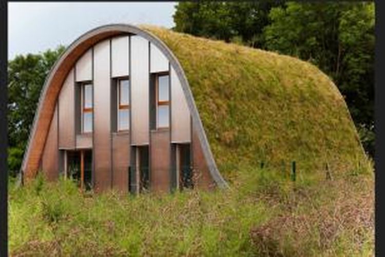Bentuk rumah yang dibuat oleh arsitek Patrick Nadeau ini tidak seperti rumah pada umumnya. Penghuninya tidak hanya akan tinggal di bawah tanaman hijau, mereka juga akan bernaung di dalam konstruksi berbentuk menyerupai gelombang. 