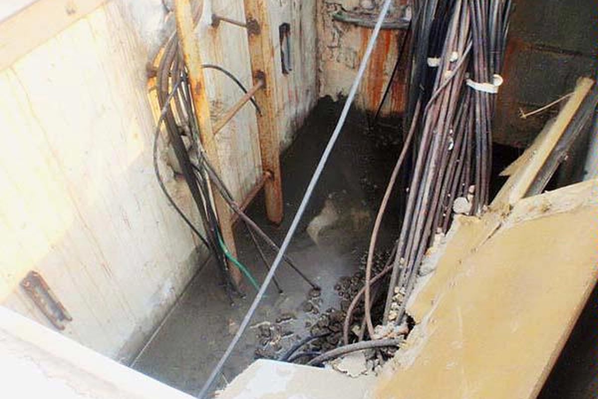 Foto yang dirilis Tokyo Electric Power Company (Tepco), Sabtu (2/4), menunjukkan pemandangan di bagian dalam ruang pemeliharaan reaktor Unit 2 di PLTN Fukushima Daiichi di Okumanachi, Prefektur Fukushima. Air yang tercemar radioaktif merembes ke laut dari retakan yang ditemukan di pembangkit tersebut, Sabtu.