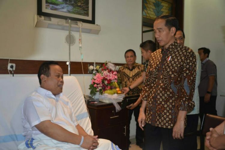Presiden Joko Widodo saat menjenguk Sukiyat di RS Bethesda, Yogyakarta (Foto Dokumentasi Humas PT Kiat Mahesa Wintor Indonesia)