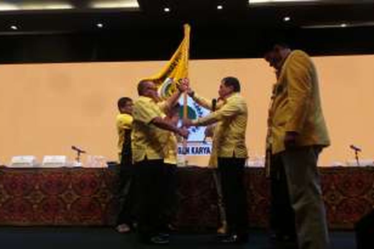 Aburizal Bakrie menerima panji Golkar sebagai tanda demisioner sebagai Ketua Umum Partai Golkar dalam rapat paripurna Musyawarah Nasional Luar Biasa Golkar di Nusa Dua, Bali, Senin (16/5/2016).
