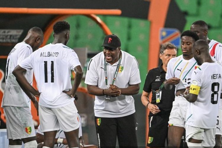 Pelatih Guinea, Kaba Diawara, berbicara kepada pemain saat jeda di pertandingan perempat final Piala Afrika 2024 melawan Kongo pada 2 Februari 2024.
