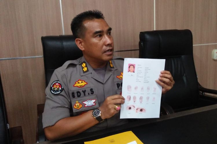 Kabid Humas Polda Banten AKBP Edy Sumardi saat menunjukkan identitas korban jenazah dalam karung di Polda Banten, Serang, Senin (8/4/2019)