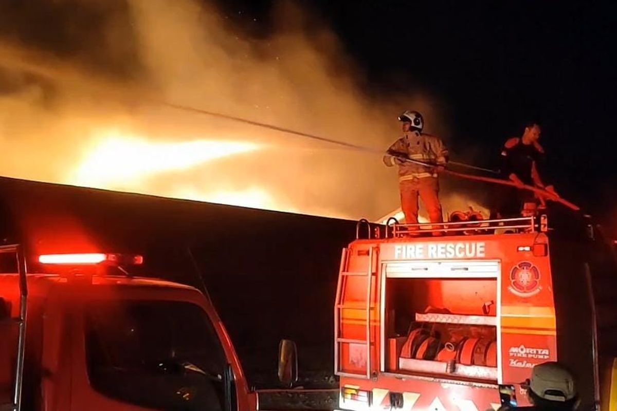 5 unit mobil pemadam kebakaran sedang berusaha memadamkan api gudang mebel yang terbakar di Kelurahan Karangketug, Kecamatan Gadingrejo, Kota Pasuruan, Jawa Timur, Sabtu (06/09/2025) malam. 