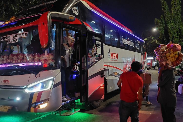 Sejumlah penumpang asal Padang, Sumatera Barat, tiba di Terminal Kalideres, Jakarta Barat, pasa Sabtu (7/5/2022) pukul 20.50 WIB.