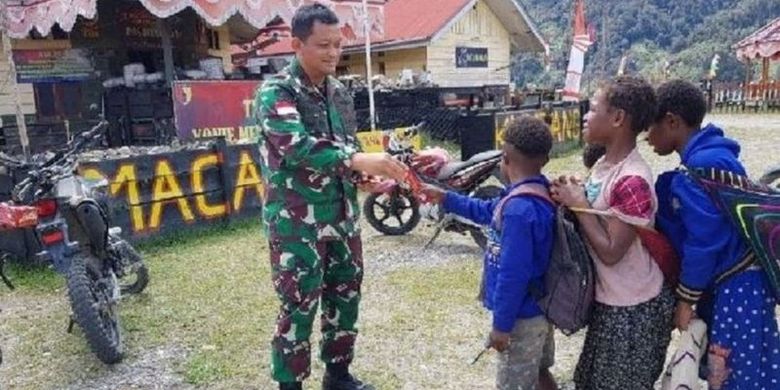 Komandan Korem 173/PVB Brigjen Taufan Gastoro membagikan makanan kepada anak-anak yang berada di pengungsian di Sugapa, Kabupaten Intan Jaya. Walau situasi diklaim aparat mulai kondusif, sekelompok warga tetap memilih berlindung di pengungsian.