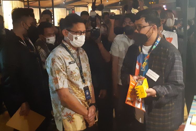 Menteri Pariwisata dan Ekonomi Kreatif (Menparekraf) Sandiaga Uno di De Tjolomadoe Karanganyar, Jumat (8/10/2021) malam.