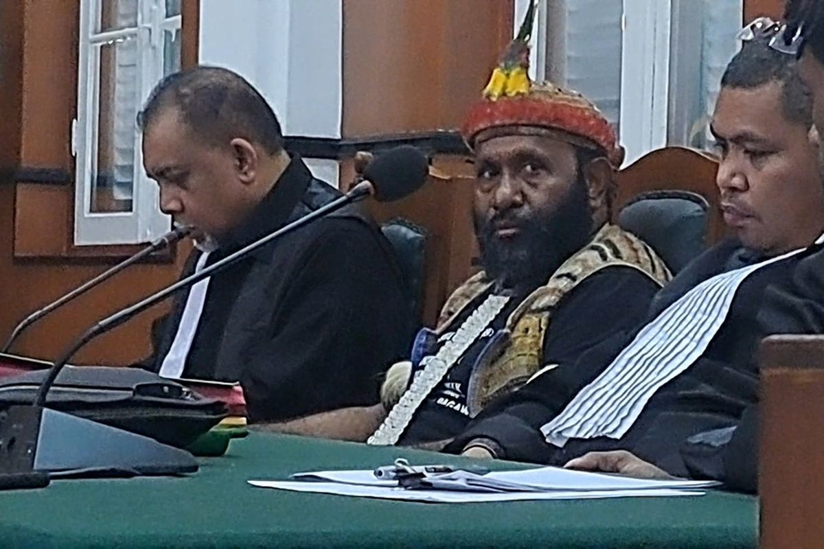 Mantan Bupati Memberamo Tengah, Ricky Ham Pagawak saat mengikuti sidang di Ruang Haripin Tumpa PN Tipikor Makassar, Sulawesi Selatan (Sulsel) Jumat (13/10/2023).