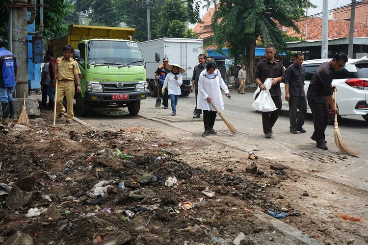 Wali Kota Surabaya Tri Rismaharini beserta jajarannya saat kerja bakti di Jalan Tegalsari - Jalan Kendangsari, Surabaya, Jawa Timur, Selasa (21/1/2020).