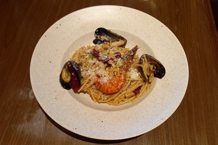 Prawn Head Aglio Olio Spaghetti Pasta Menu at Markette Mall Grand Indonesia, Central Jakarta, Tuesday (22/10/2024).