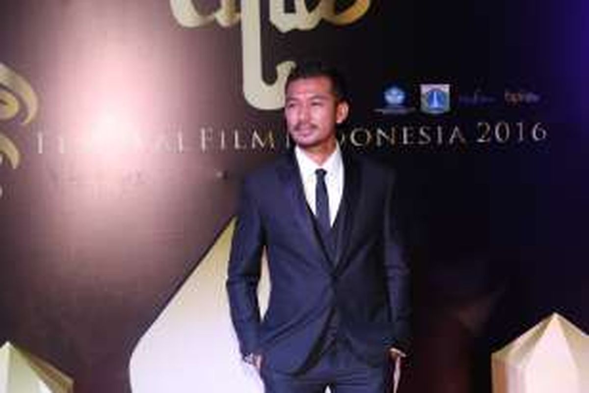 Rio Dewanto diabadikan saat menghadiri malam puncak Festival Film Indonesia (FFI) 2016 di Teater Besar Taman Ismail Marzuki, Jakarta. Minggu (6/11/2016). Ajang penghargaan bagi insan perfilman Indonesia FFI 2016 kali ini mengangkat tema Restorasi Film.