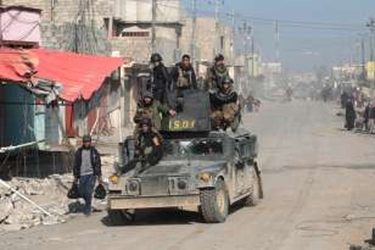 Pasukan khusus Irak berpatroli di wilyah Al-Quds, sisi timur kota Mosul yang sudah direbut pasukan pemerintah dari tangan ISIS.