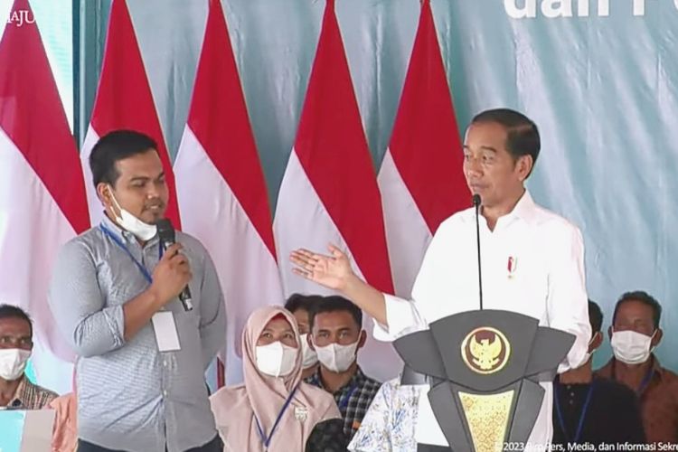 Presiden Joko Widodo saat berdialog dengan pedagang pupuk asal Aceh Utara, Zulhelmi, saat acara penyerahan Kredit Usaha Rakyat (KUR) 2023 di Kabupaten Aceh Utara, Aceh, Jumat (10/2/2023).