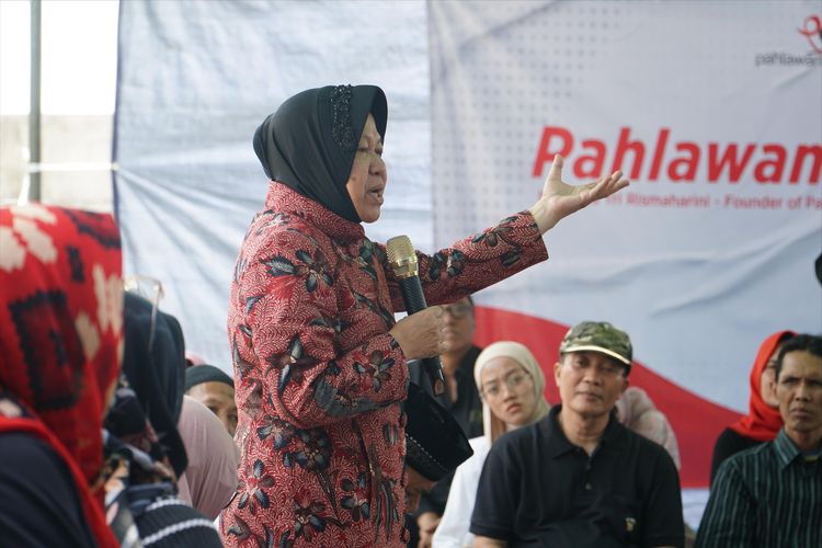 Calon Gubernur Jatim nomor urut 3 Tri Rismaharini saat menyampaikan pengarahan kepada pelaku Pahlawan Ekonomi di Karangpilang, Surabaya, Jumat (15/11/2024).