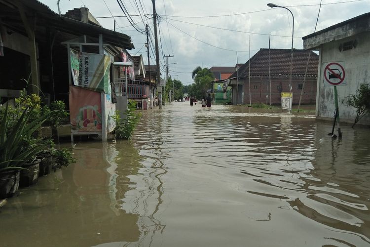 Air luapan Kali Lamong merendam Desa Munggugianti di Kecamatan Benjeng, Gresik, Selasa (7/1/2020).