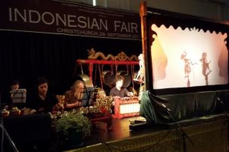 Pagelaran wayang kulit memeriahkan acara Indonesia Fair di Kota Christchurch, Selandia Baru, Sabtu (28/9/2013).