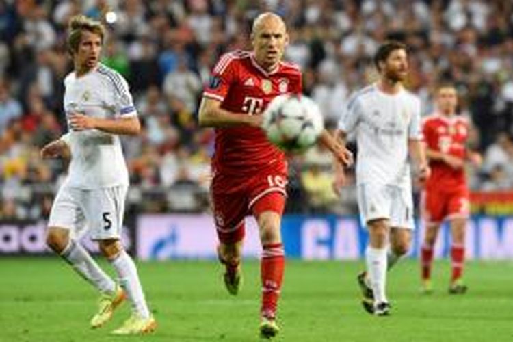 Gelandang Bayern Muenchen, Arjen Robben, berusaha mengejar bola pada pertandingan leg pertama semifinal Liga Champions melawan Real Madrid, Rabu (23/4/2014). 