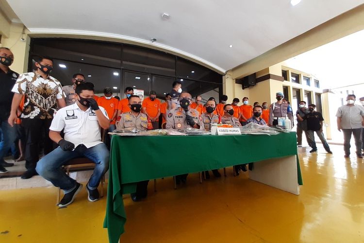 Kabid Humas Polda Metro Jaya bersama Jajaran Melihatkan 49 orang tersangka kasus pungutan liar