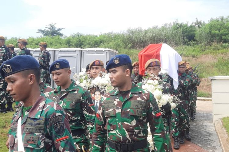 Puluhan Buruh Hadiri Pemakaman Hotma Sitompul di Karawang: Beliau Buka Tangan Lebar-lebar...