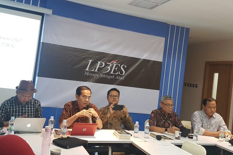 Peneliti Lembaga Penelitian, Pendidikan, dan Penerangan Ekonomi dan Sosial (LP3ES), Ismail Fahmi (ketiga dari kanan) dalam diskusi bertajuk Membaca Strategi Pelemahan KPK: Siapa yang Bermain? di ITS Tower, Jakarta, Rabu (18/9/2019).  