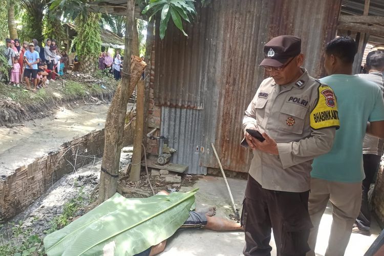 Polisi saat proses evakuasi jenazah dua pria bernama Rio dan Rosiadi yang diduga tewas tersetrum saat menguras kolam di Kabupaten Deli Serdang, Sumut, Selasa (18/2/2025)