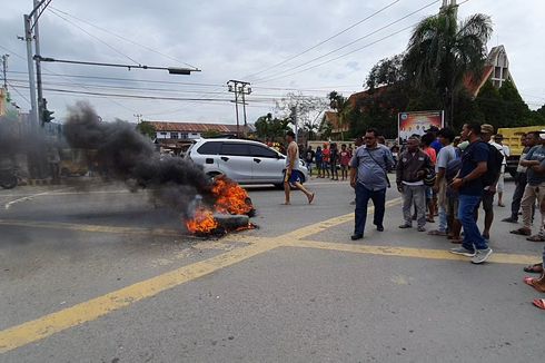 Protes Ojek Online di Sorong, Sopir Angkot Blokade Jalan dan Bakar Ban