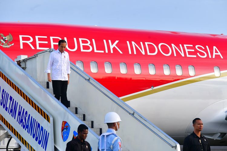 Presiden Joko Widodo tiba di Bandara Internasional Sultan Hasanuddin di Kabupaten Maros, Provinsi Sulawesi Selatan, Rabu (21/2/2024) untuk melakukan kunjungan kerja.