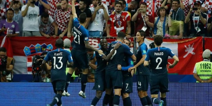 Para pemain Perancis merayakan gol di hadapan suporter Kroasia pada laga final Piala Dunia 2018 di Stadion Luzhniki, 15 Juli 2018. 