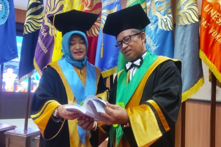 Pasangan suami istri, Muhaji dan Rita Ismawati dikukuhkan sebagai guru besar Universitas Negeri Surabaya (Unesa) di Auditorium Rektorat Unesa, pada Rabu (27/9/2023).