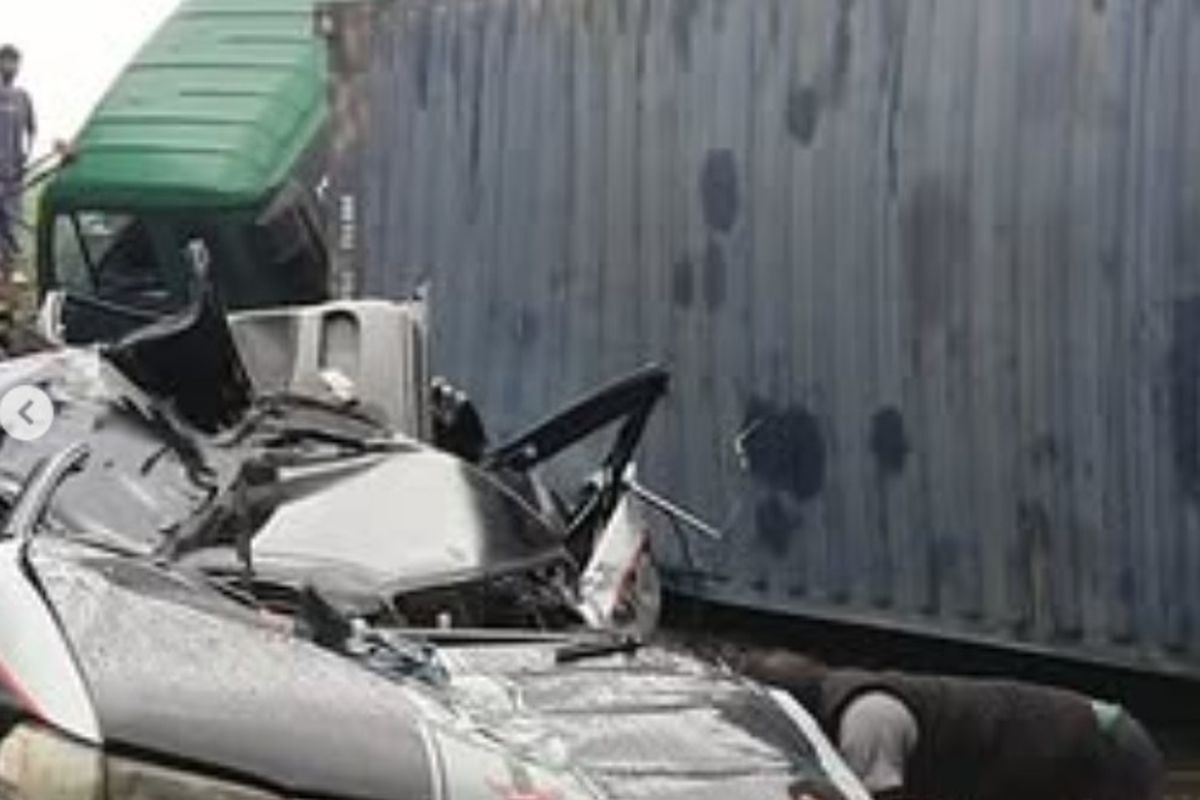 Tragis, Satu Keluarga Tewas Tertimpa Truk Kontainer Terguling di Karawang
